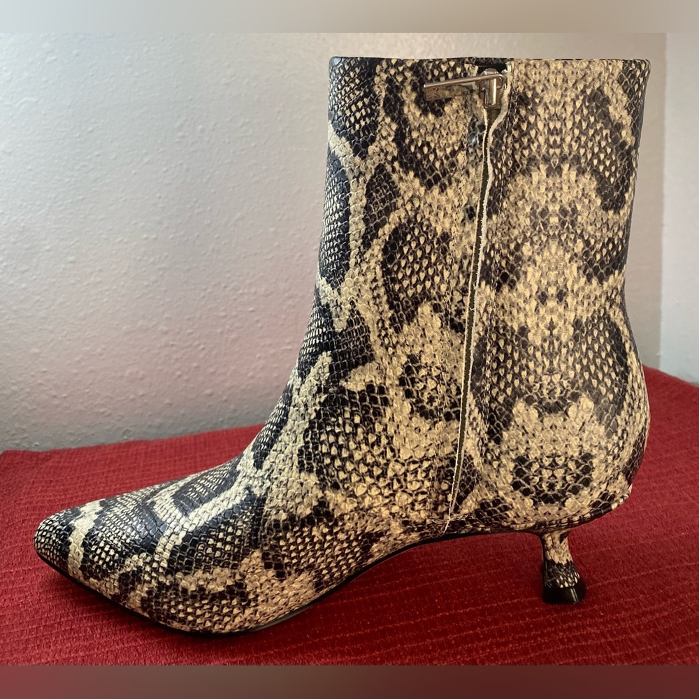 NWT…MARC FISHER… WOMENS SNAKE PRINT BOOTS